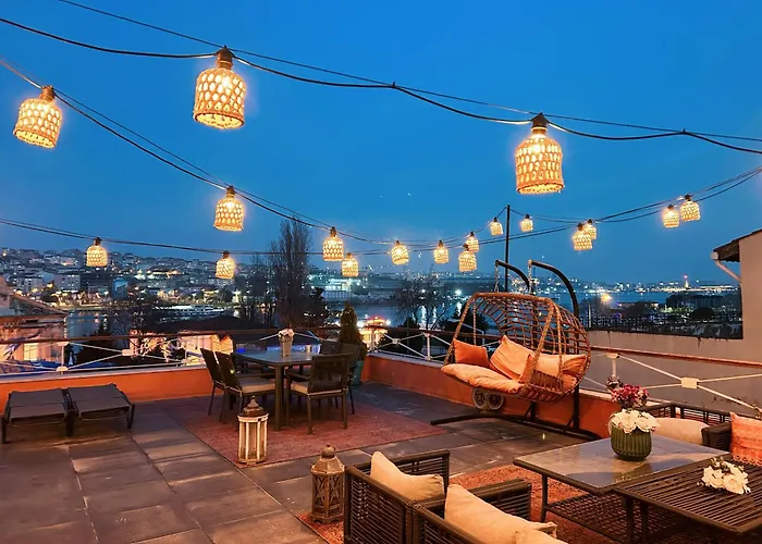 Waterfront Apartment By The Tram - Terrace With Dome & Golden Horn View In Fatih